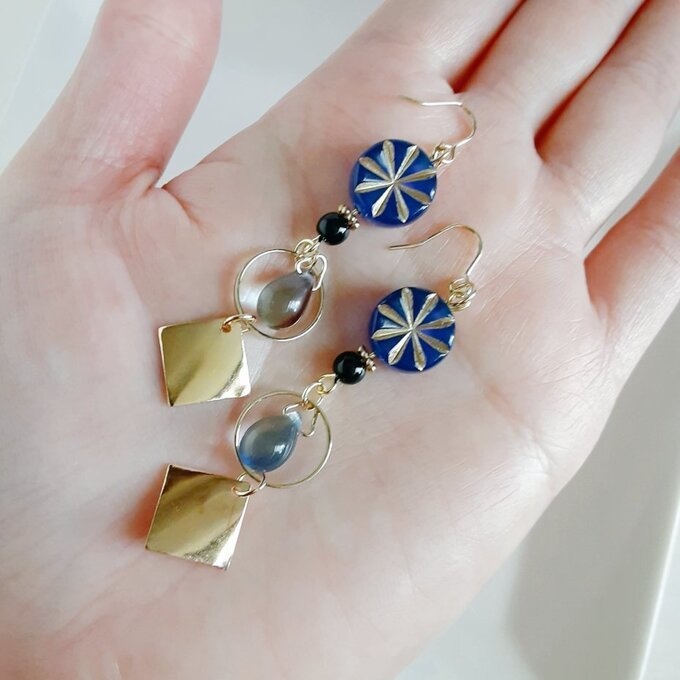 アンティーク風アクリルビーズとメタルプレートの大人シックなピアス/イヤリング(深い青)