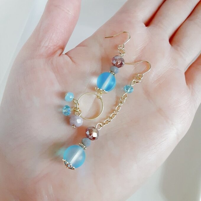 ラウンドフープ付き☆ルナフラッシュとガラスビーズの冬色アクアブルーパープルのアシンメトリーピアス/イヤリング