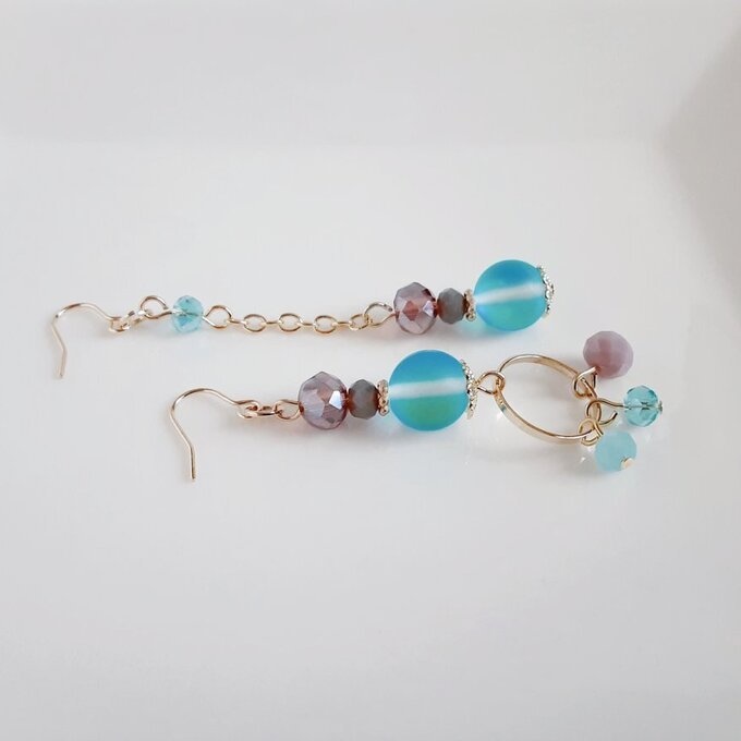 ラウンドフープ付き☆ルナフラッシュとガラスビーズの冬色アクアブルーパープルのアシンメトリーピアス/イヤリング