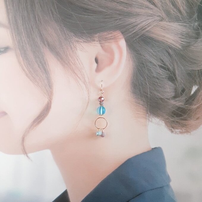 ラウンドフープ付き☆ルナフラッシュとガラスビーズの冬色アクアブルーパープルのアシンメトリーピアス/イヤリング