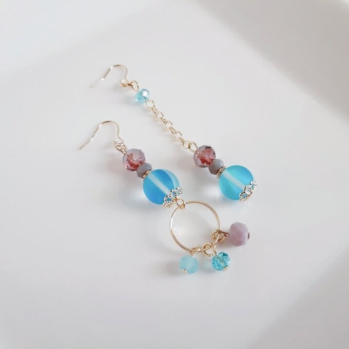 ラウンドフープ付き☆ルナフラッシュとガラスビーズの冬色アクアブルーパープルのアシンメトリーピアス/イヤリング