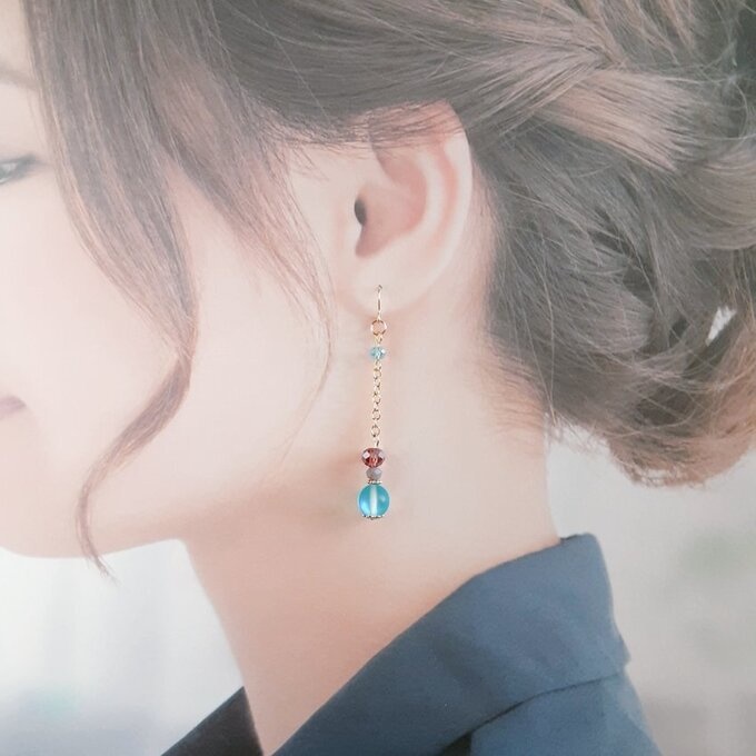 ラウンドフープ付き☆ルナフラッシュとガラスビーズの冬色アクアブルーパープルのアシンメトリーピアス/イヤリング