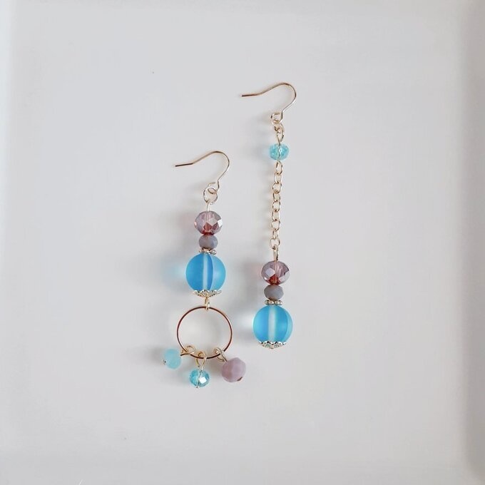 ラウンドフープ付き☆ルナフラッシュとガラスビーズの冬色アクアブルーパープルのアシンメトリーピアス/イヤリング