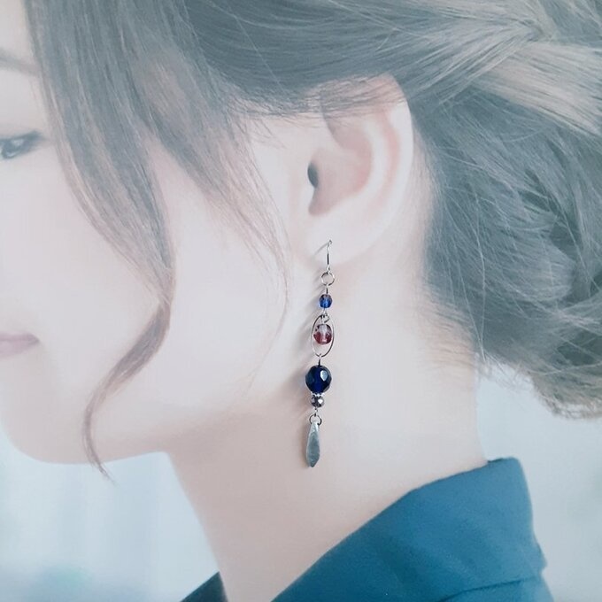 再再販☆チェコビーズとオーバルフープのお洒落ロングピアス/イヤリング(カッコいいブルー)
