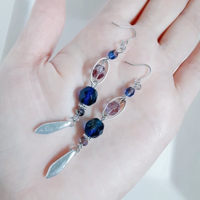 再再販☆チェコビーズとオーバルフープのお洒落ロングピアス/イヤリング(カッコいいブルー)