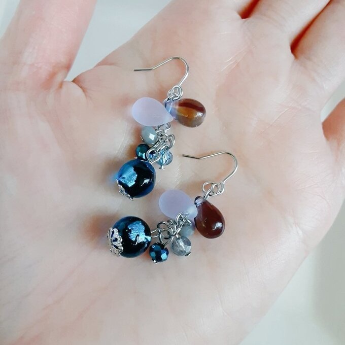 とんぼ玉ビーズが揺れる☆しずくとガラスビーズのプチジャラジャピアス/イヤリング(ミステリアスブルー)