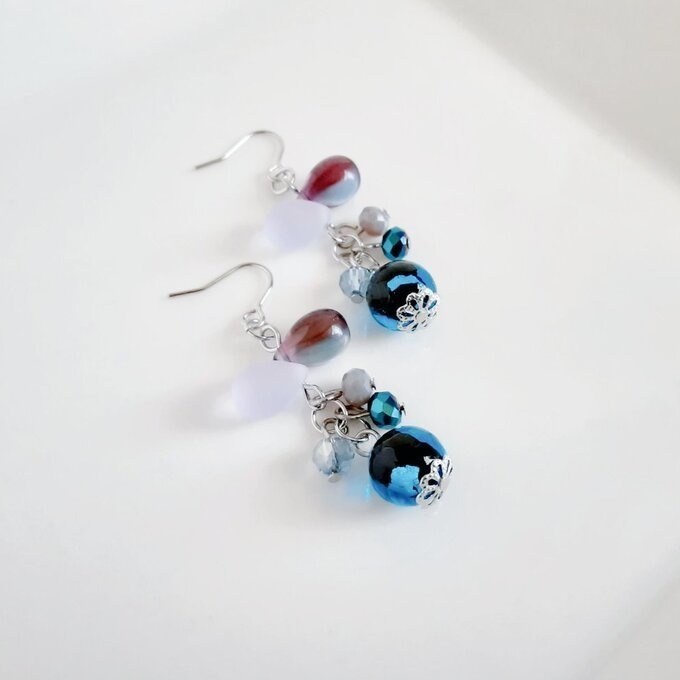 とんぼ玉ビーズが揺れる☆しずくとガラスビーズのプチジャラジャピアス/イヤリング(ミステリアスブルー)