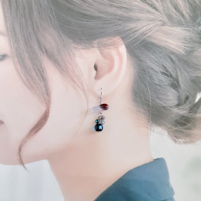 とんぼ玉ビーズが揺れる☆しずくとガラスビーズのプチジャラジャピアス/イヤリング(ミステリアスブルー)