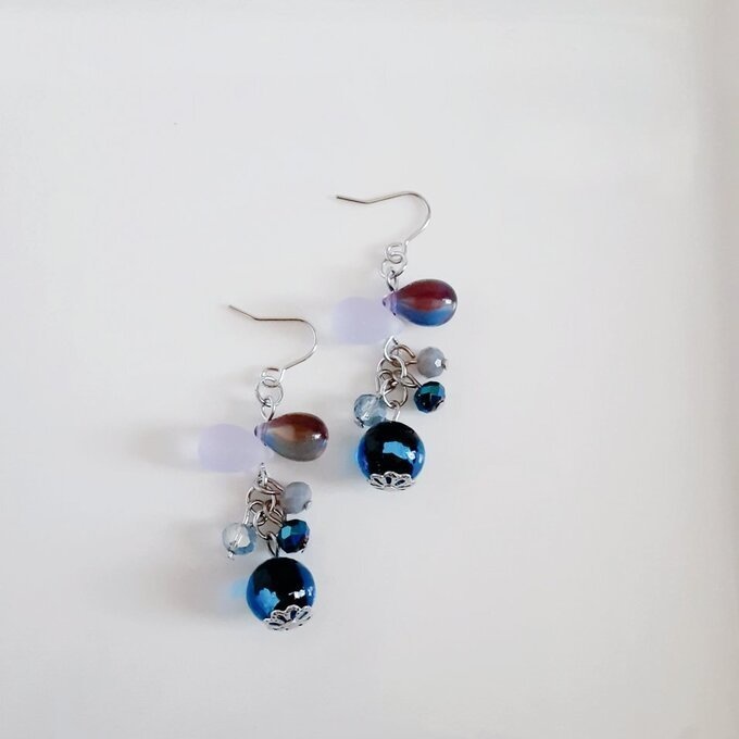 とんぼ玉ビーズが揺れる☆しずくとガラスビーズのプチジャラジャピアス/イヤリング(ミステリアスブルー)