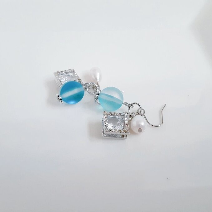 ジルコニア風スクエアチャームと淡水パールとルナフラッシュのピアス/イヤリング(フロストアクアブルー)