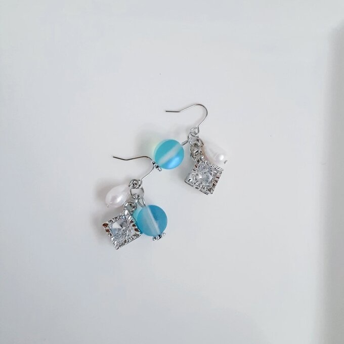 ジルコニア風スクエアチャームと淡水パールとルナフラッシュのピアス/イヤリング(フロストアクアブルー)