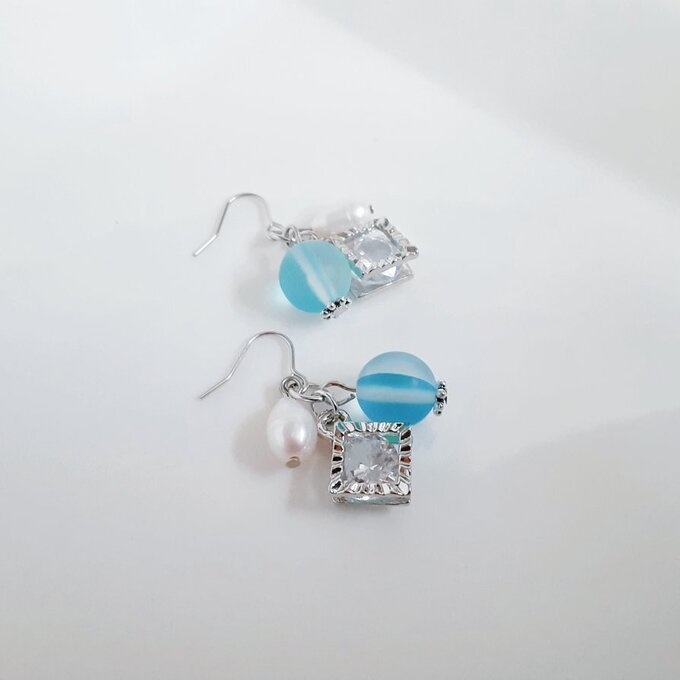 ジルコニア風スクエアチャームと淡水パールとルナフラッシュのピアス/イヤリング(フロストアクアブルー)