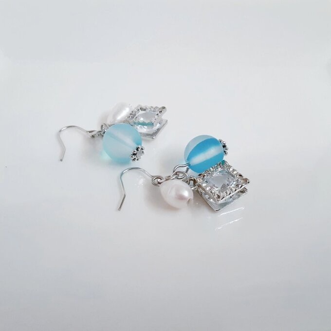 ジルコニア風スクエアチャームと淡水パールとルナフラッシュのピアス/イヤリング(フロストアクアブルー)
