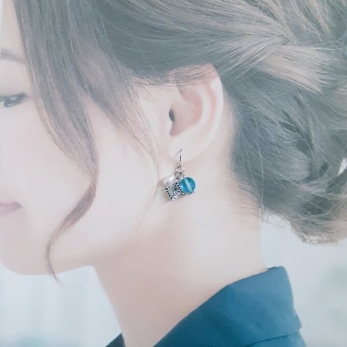 ジルコニア風スクエアチャームと淡水パールとルナフラッシュのピアス/イヤリング(フロストアクアブルー)