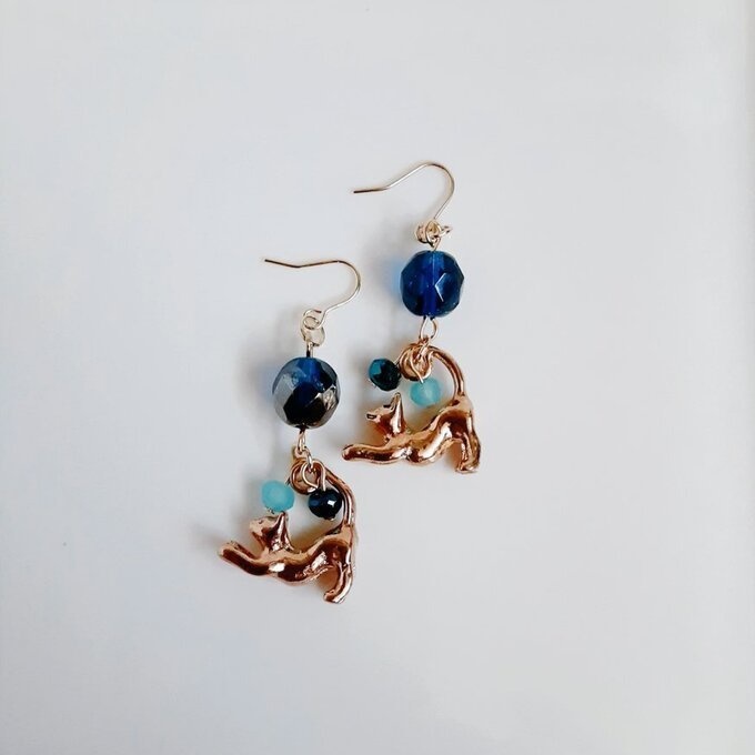 ファイアポリッシュチェコビーズとお座り猫ちゃんのワンポイントピアス/イヤリング(カプリブルー)