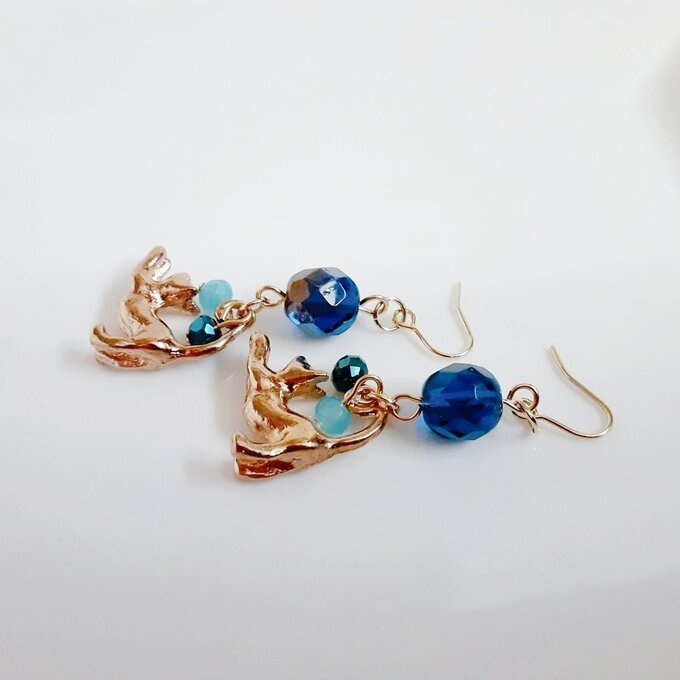 ファイアポリッシュチェコビーズとお座り猫ちゃんのワンポイントピアス/イヤリング(カプリブルー)