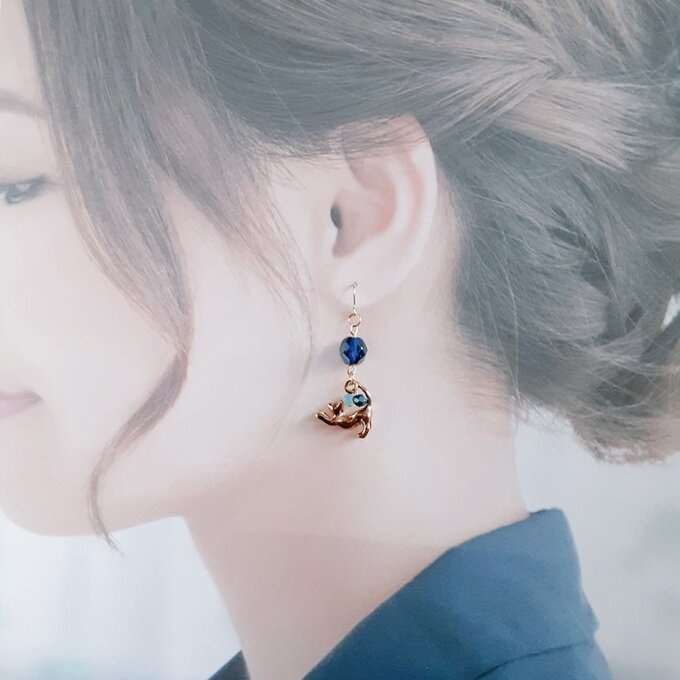 ファイアポリッシュチェコビーズとお座り猫ちゃんのワンポイントピアス/イヤリング(カプリブルー)