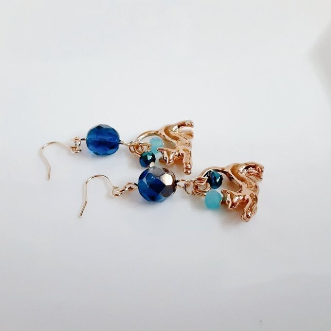 ファイアポリッシュチェコビーズとお座り猫ちゃんのワンポイントピアス/イヤリング(カプリブルー)