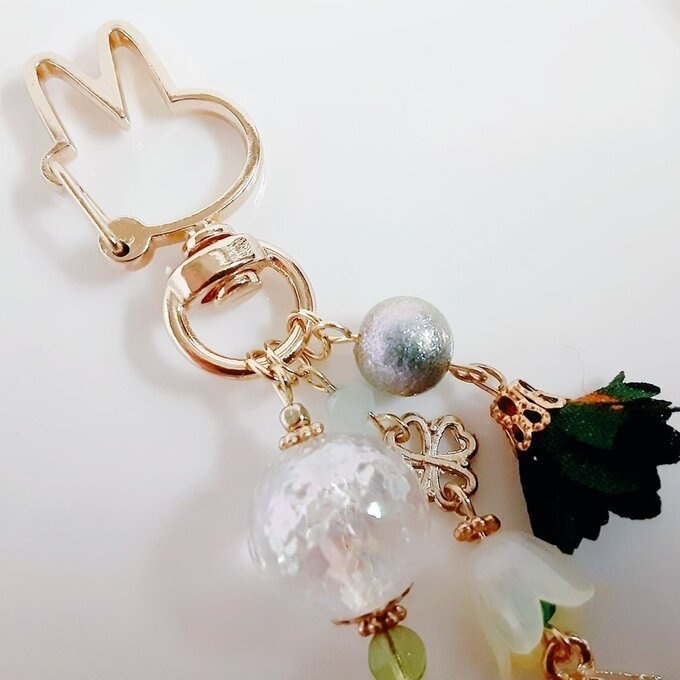 ジルコニア風チャームが揺れる☆虹色モザイクビーズとお花モチーフが可愛いウサギちゃんキーホルダー(薄グリーン)