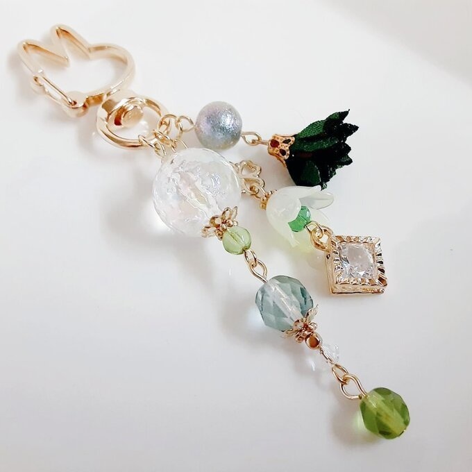 ジルコニア風チャームが揺れる☆虹色モザイクビーズとお花モチーフが可愛いウサギちゃんキーホルダー(薄グリーン)