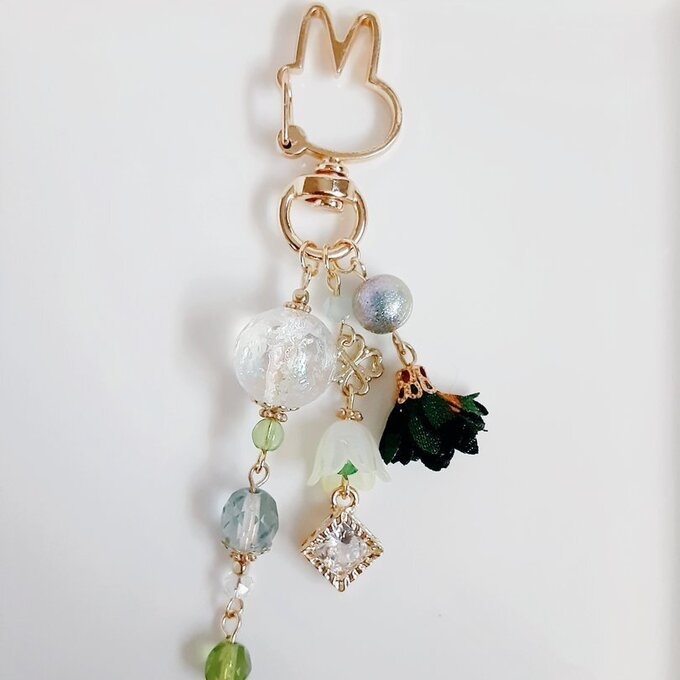 ジルコニア風チャームが揺れる☆虹色モザイクビーズとお花モチーフが可愛いウサギちゃんキーホルダー(薄グリーン)