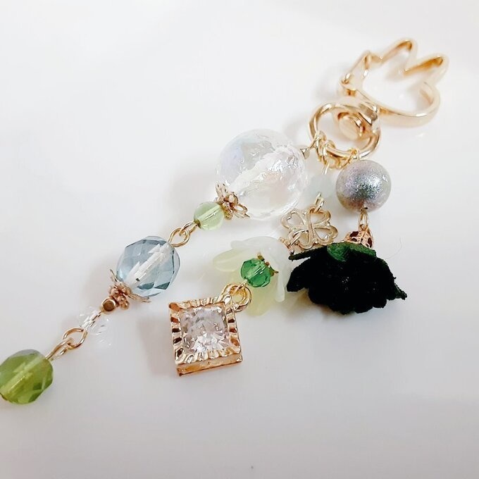 ジルコニア風チャームが揺れる☆虹色モザイクビーズとお花モチーフが可愛いウサギちゃんキーホルダー(薄グリーン)