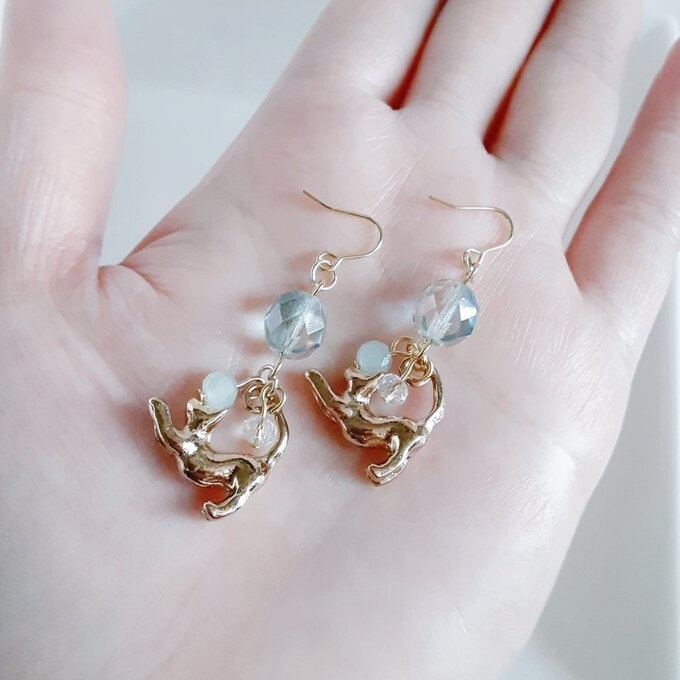 ファイアポリッシュチェコビーズとお座り猫ちゃんのワンポイントピアス/イヤリング(淡いグリーン)1