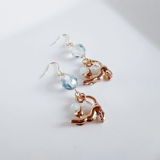 ファイアポリッシュチェコビーズとお座り猫ちゃんのワンポイントピアス/イヤリング(淡いグリーン)1