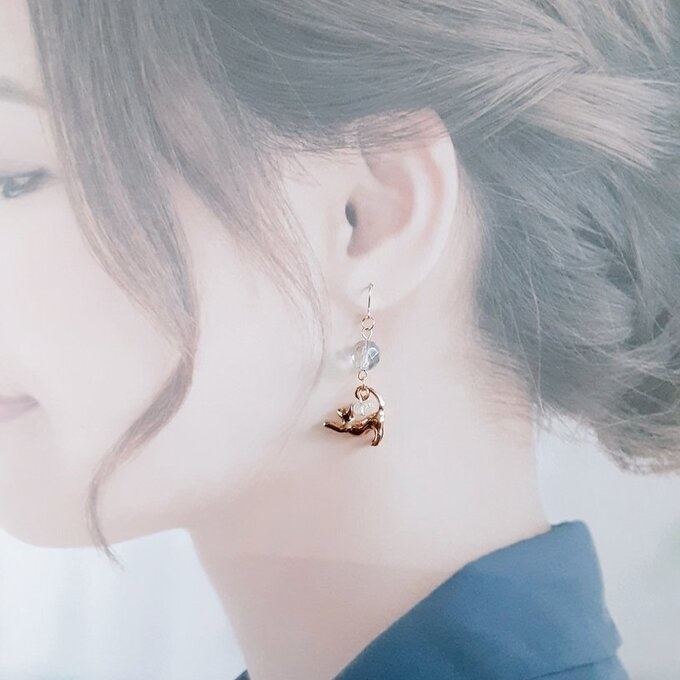 ファイアポリッシュチェコビーズとお座り猫ちゃんのワンポイントピアス/イヤリング(淡いグリーン)1