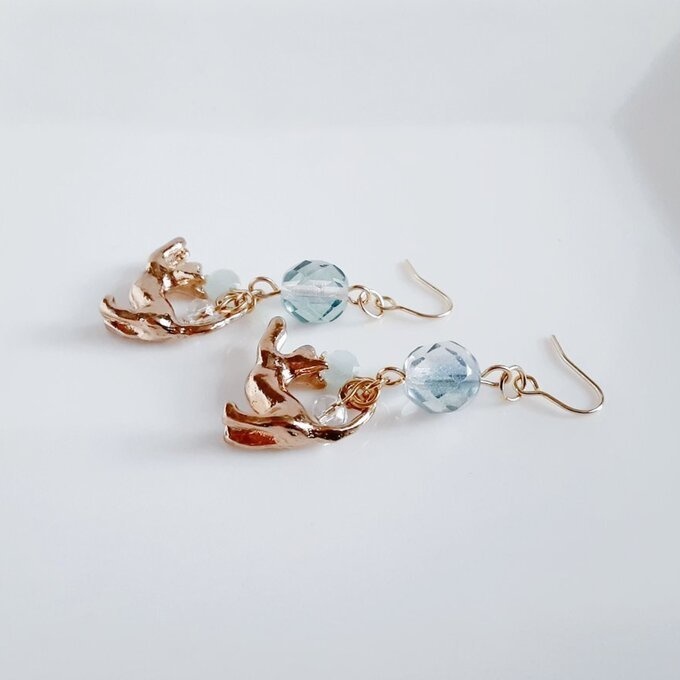 ファイアポリッシュチェコビーズとお座り猫ちゃんのワンポイントピアス/イヤリング(淡いグリーン)1