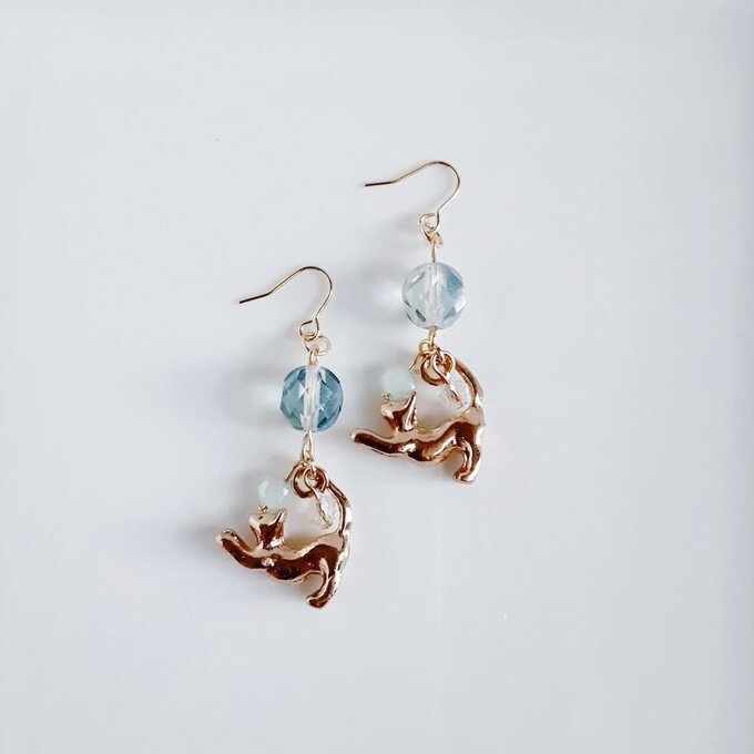 ファイアポリッシュチェコビーズとお座り猫ちゃんのワンポイントピアス/イヤリング(淡いグリーン)1