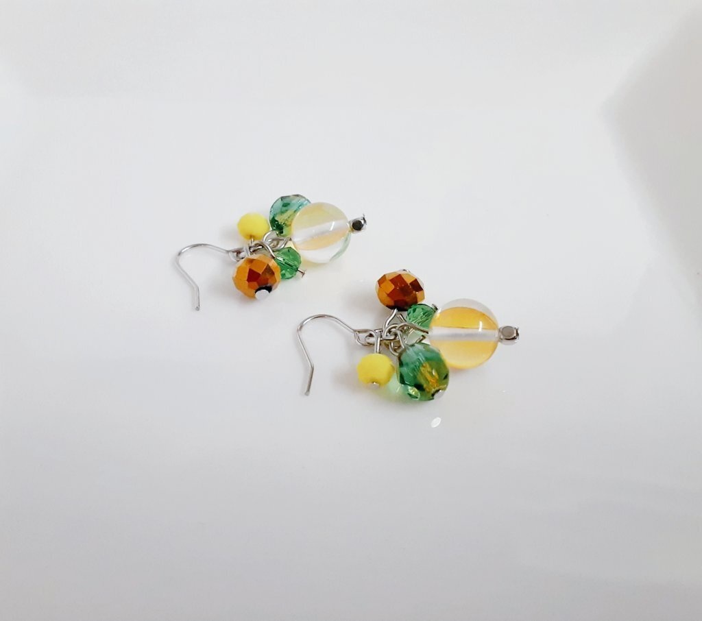 ルナフラッシュとガラスビーズのプチジャラジャラピアス/イヤリング(イエローグリーン)