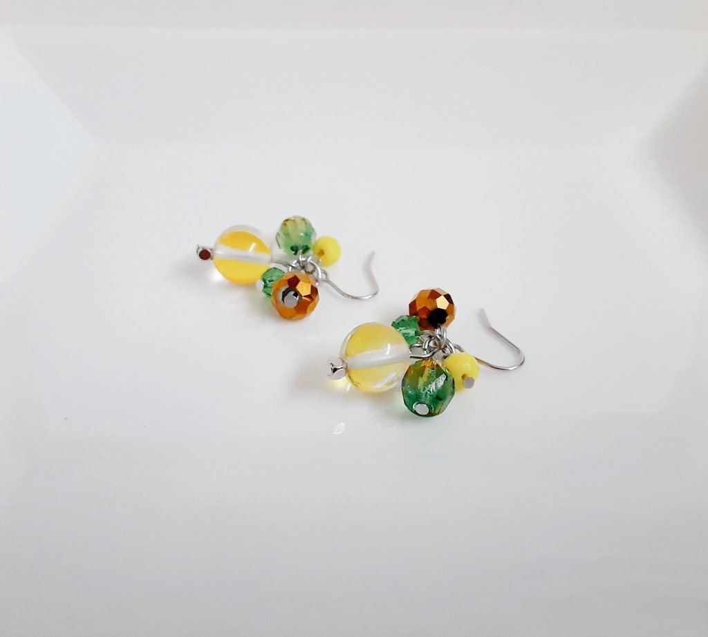 ルナフラッシュとガラスビーズのプチジャラジャラピアス/イヤリング(イエローグリーン)