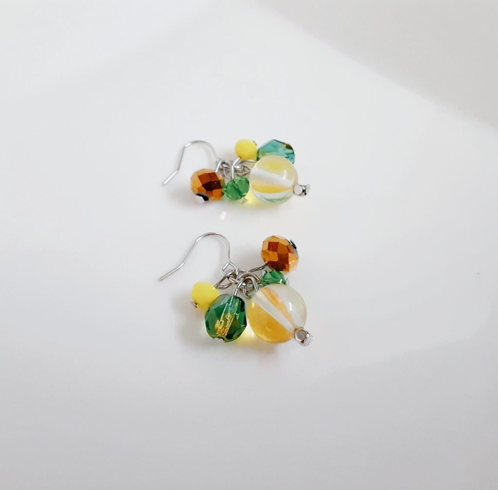ルナフラッシュとガラスビーズのプチジャラジャラピアス/イヤリング(イエローグリーン)