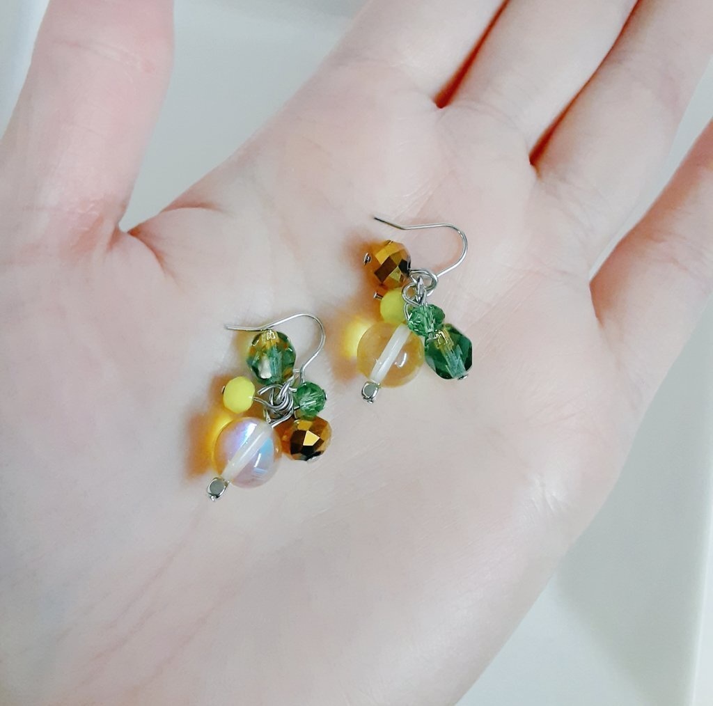 ルナフラッシュとガラスビーズのプチジャラジャラピアス/イヤリング(イエローグリーン)