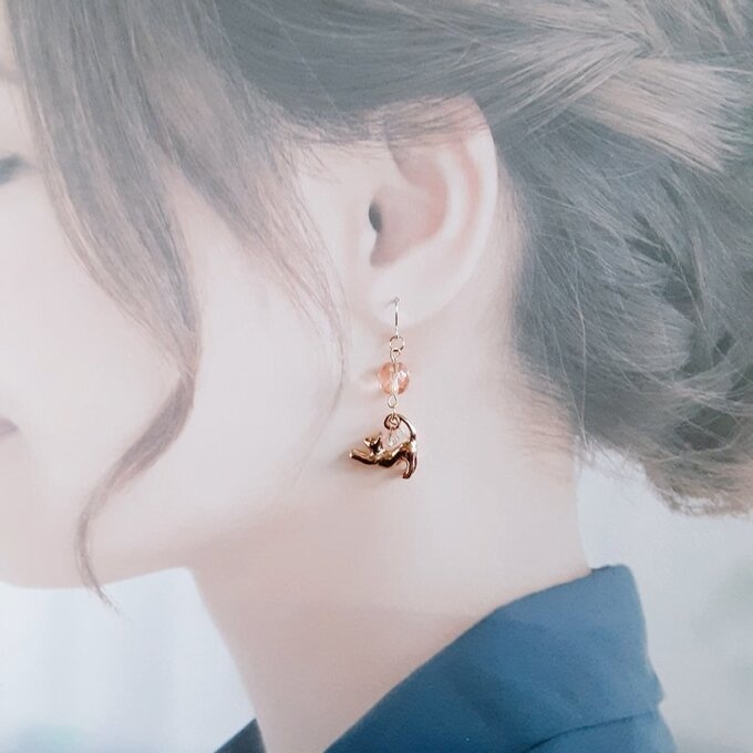 ファイアポリッシュチェコビーズとお座り猫ちゃんのワンポイントピアス/イヤリング(ライトピーチ)