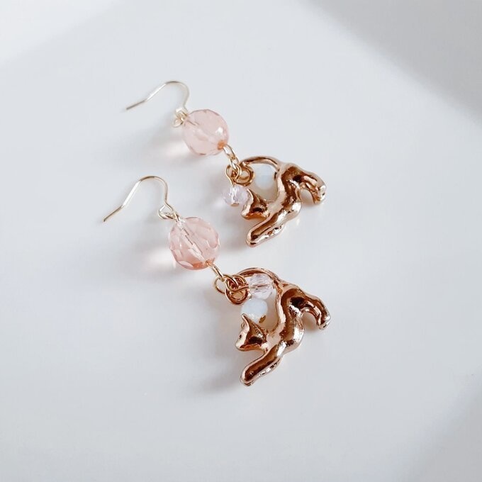 ファイアポリッシュチェコビーズとお座り猫ちゃんのワンポイントピアス/イヤリング(ライトピーチ)