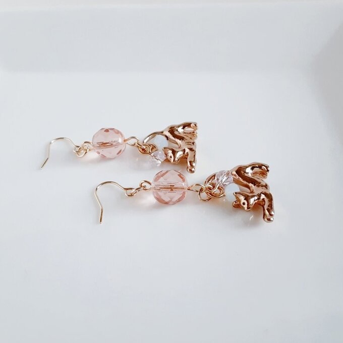 ファイアポリッシュチェコビーズとお座り猫ちゃんのワンポイントピアス/イヤリング(ライトピーチ)