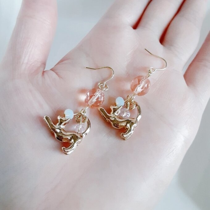 ファイアポリッシュチェコビーズとお座り猫ちゃんのワンポイントピアス/イヤリング(ライトピーチ)