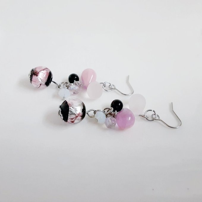 とんぼ玉ビーズが揺れる☆しずくとガラスビーズのプチジャラジャラピアス/イヤリング(夜桜ピンク)