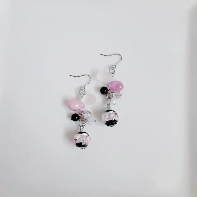 とんぼ玉ビーズが揺れる☆しずくとガラスビーズのプチジャラジャラピアス/イヤリング(夜桜ピンク)