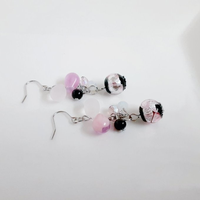 とんぼ玉ビーズが揺れる☆しずくとガラスビーズのプチジャラジャラピアス/イヤリング(夜桜ピンク)