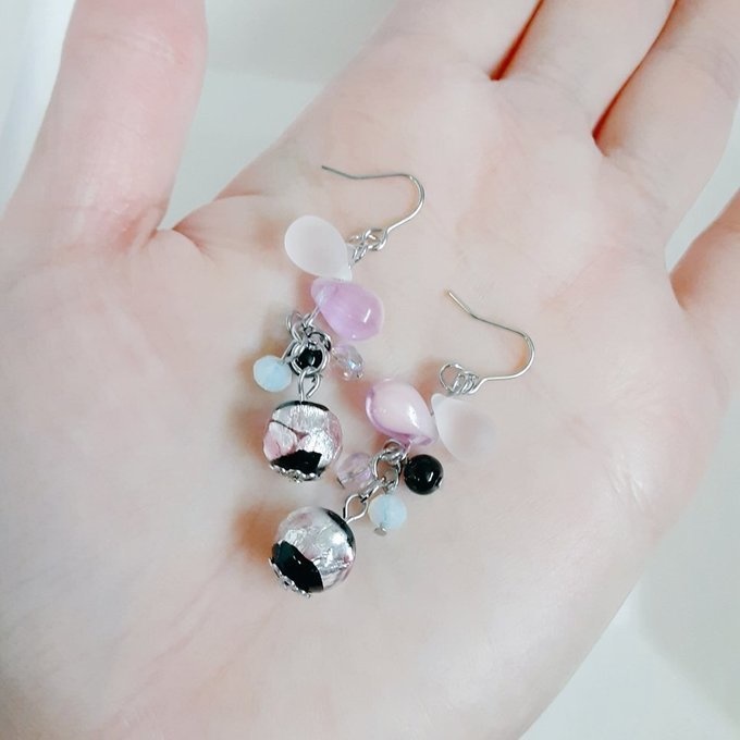 とんぼ玉ビーズが揺れる☆しずくとガラスビーズのプチジャラジャラピアス/イヤリング(夜桜ピンク)