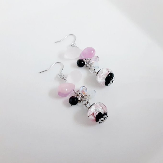 とんぼ玉ビーズが揺れる☆しずくとガラスビーズのプチジャラジャラピアス/イヤリング(夜桜ピンク)