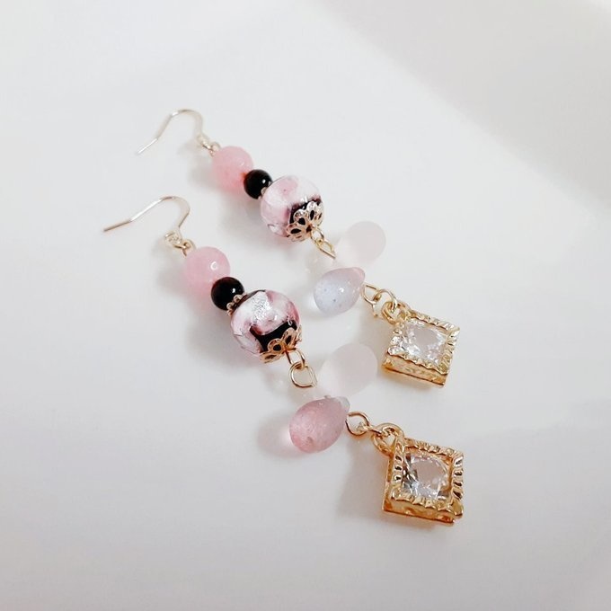 ジルコニア風チャームが揺れる☆とんぼ玉ビーズとしずくビーズの桜カラーのゆらゆらピアス/イヤリング