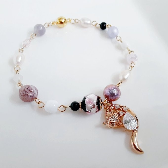 妖艶なジルコニア入り狐チャームが素敵なラベンダーパープル色のマグネット式ブレスレット