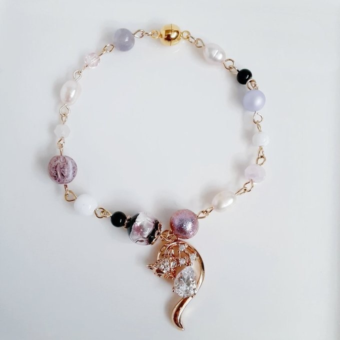 妖艶なジルコニア入り狐チャームが素敵なラベンダーパープル色のマグネット式ブレスレット