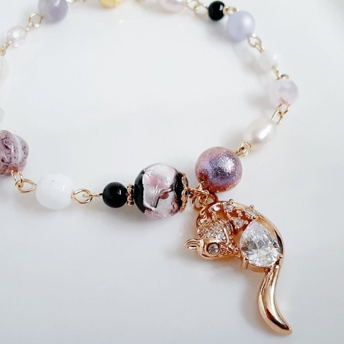 妖艶なジルコニア入り狐チャームが素敵なラベンダーパープル色のマグネット式ブレスレット