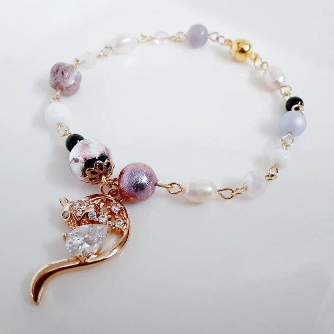 妖艶なジルコニア入り狐チャームが素敵なラベンダーパープル色のマグネット式ブレスレット