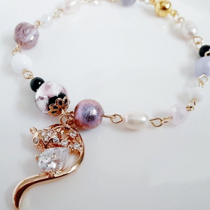 妖艶なジルコニア入り狐チャームが素敵なラベンダーパープル色のマグネット式ブレスレット